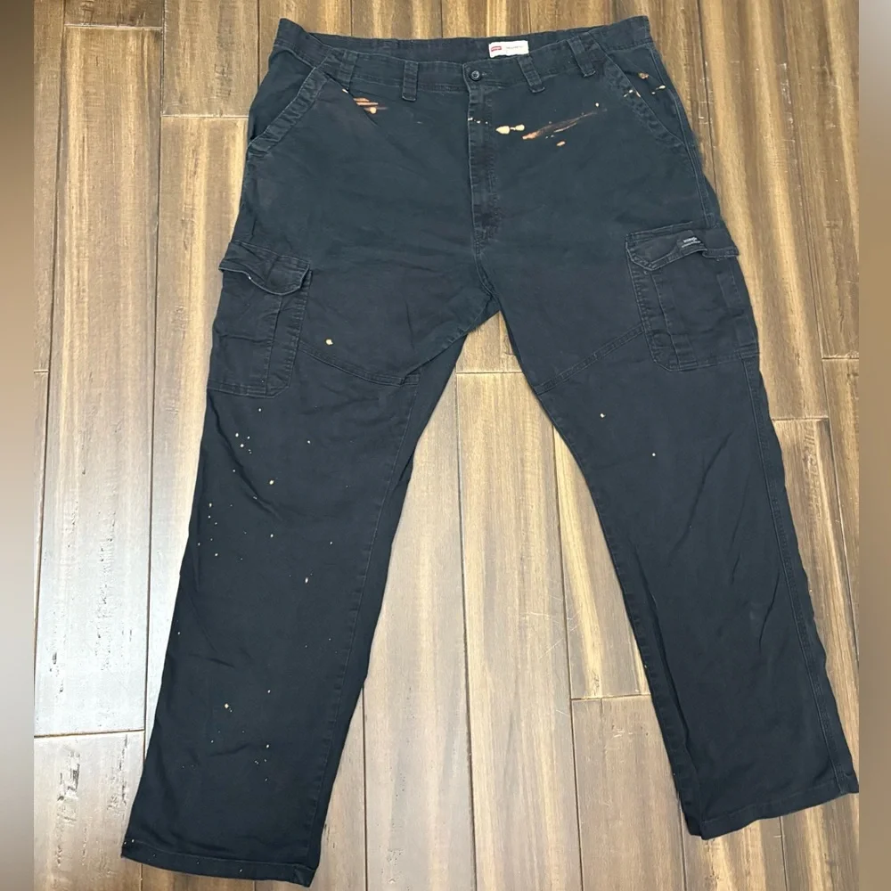 Stylish Wrangler Relaxed Fit Men's Black Cargo Pants Thrashed 44x32 Belt Loops
